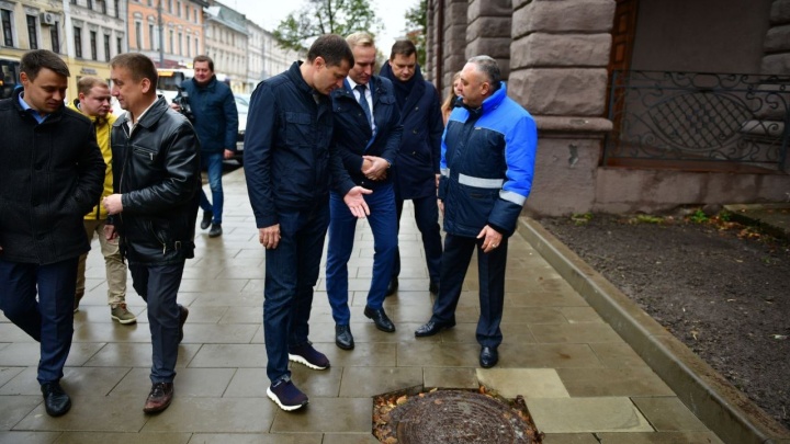 Квадратная плитка, круглый люк: мэр Ярославля придумал, как соединить несоединимое на Комсомольской улице