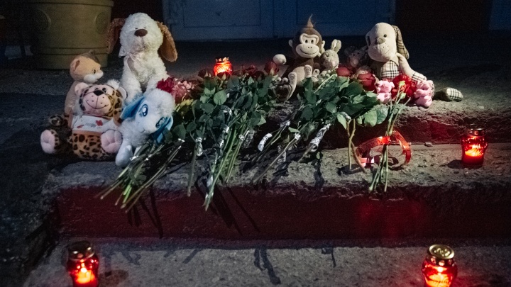 Убийство детей в Киселёвске: в мэрии рассказали, что будет с игрушками со стихийного мемориала