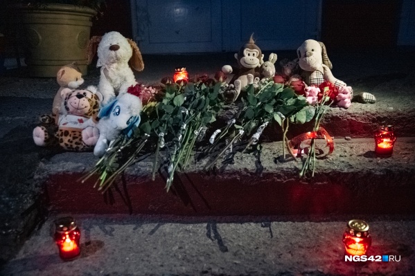 Стихийный мемориал появился 7 сентября возле школы, где учились погибшие Стихийный мемориал появился 7 сентября возле школы, где учились погибшие