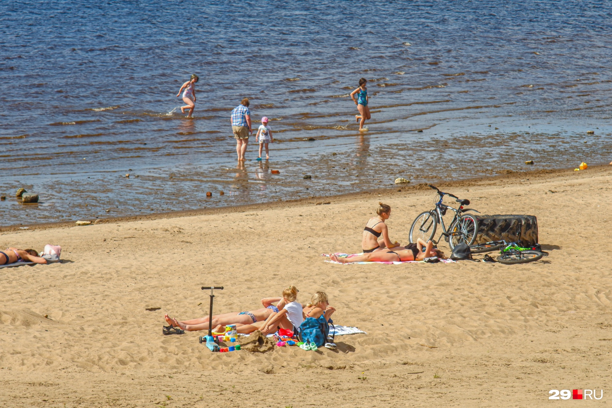 Благоустройство пляжа: покрышку от грузовика можно использовать как скамейку или подпорку для велосипеда