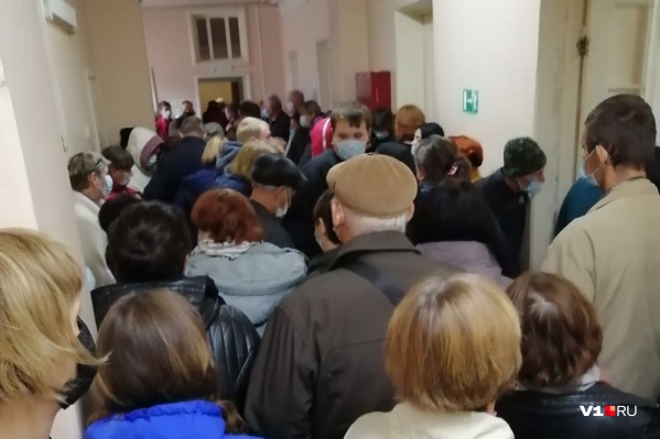 По словам пациентов, врачей в больнице нет, а по данным комитета здравоохранения — пациенты просто пришли одномоментно По словам пациентов, врачей в больнице нет, а по данным комитета здравоохранения — пациенты просто пришли одномоментно
