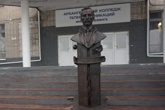 В Архангельске открыли памятник изобретателю телевидения Борису Розингу