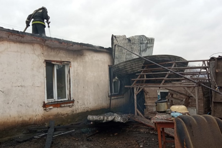 В момент возгорания в частном доме находились трое детей В момент возгорания в частном доме находились трое детей