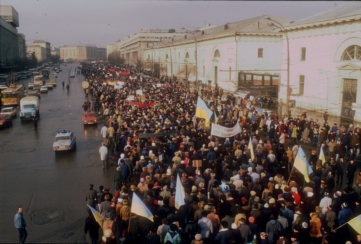 Шествия конца 1980-х годов были в основном мирными Шествия конца 1980-х годов были в основном мирными