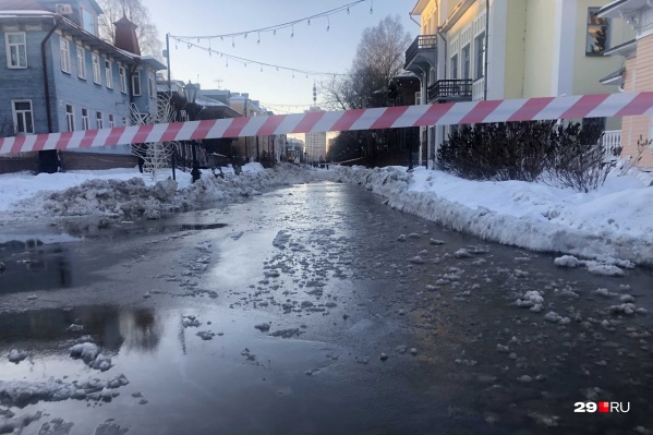 Любимое место для прогулок горожан превратилось в небольшой пруд Любимое место для прогулок горожан превратилось в небольшой пруд