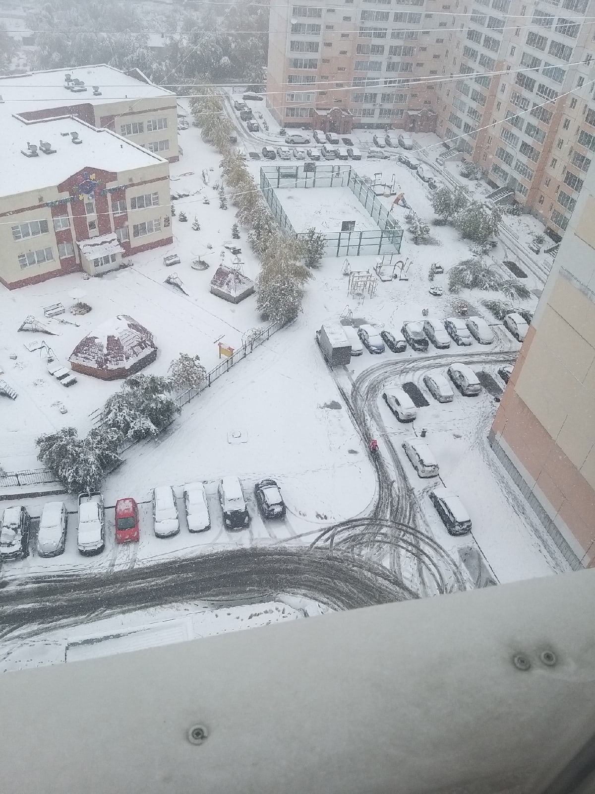 Если присмотреться, то на этом фото можно увидеть одного смелого курьера на велосипеде Если присмотреться, то на этом фото можно увидеть одного смелого курьера на велосипеде