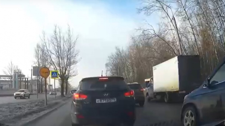 «Овца, охренела что ли?»: в Ярославле водители устроили разборки в пробке из-за очередности проезда