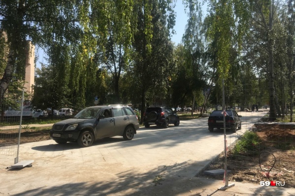 Машины заезжают прямо на недавно отремонтированный тротуар Машины заезжают прямо на недавно отремонтированный тротуар