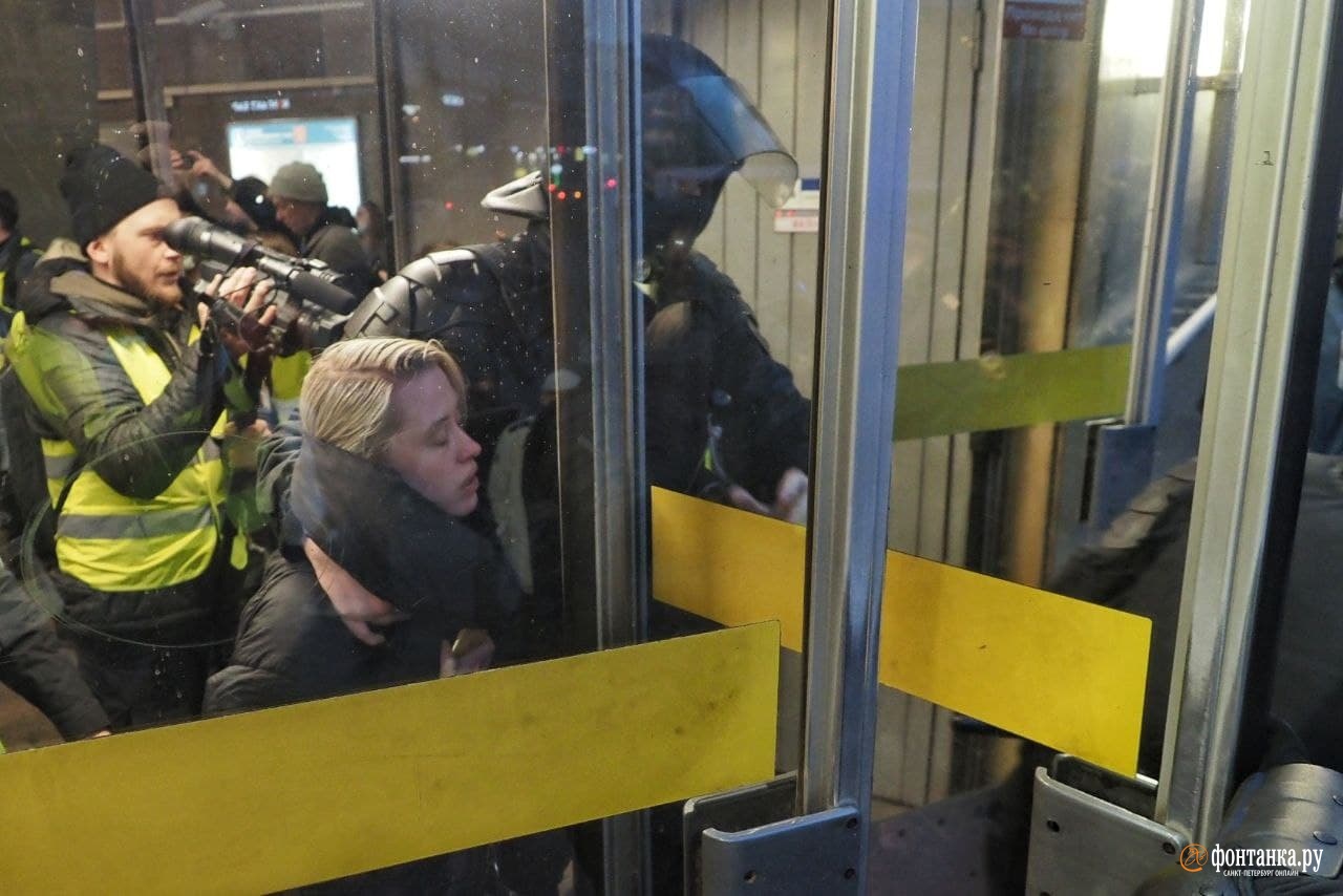 Участники акции в центре Петербурга говорят о применении силовиками шокеров. Людей вытаскивают из метро