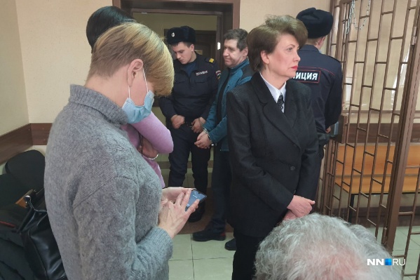 Сторона обвинения убеждена, что, оказавшись на свободе, предприниматель якобы может оказать давление на свидетелей по его делу Сторона обвинения убеждена, что, оказавшись на свободе, предприниматель якобы может оказать давление на свидетелей по его делу