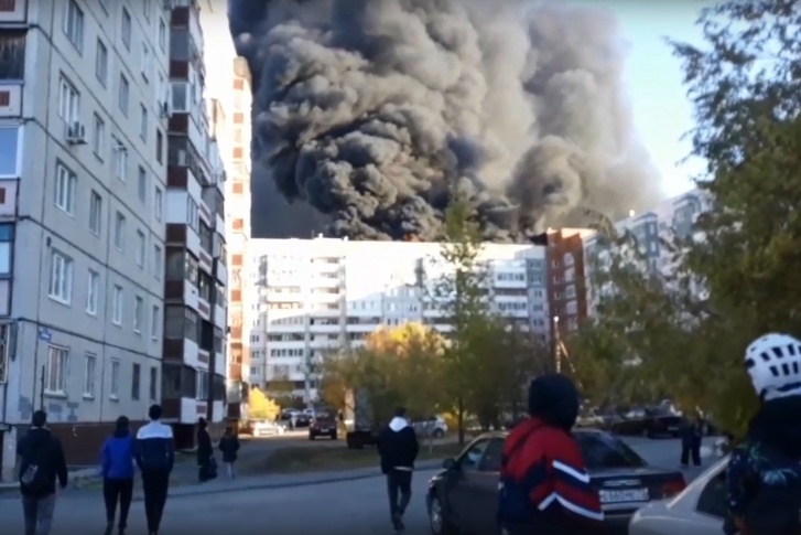 Пожар на крыше многоэтажки на улице Народной