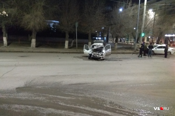 Машины столкнулись на перекрестке Володарского и Коммунистической Машины столкнулись на перекрестке Володарского и Коммунистической
