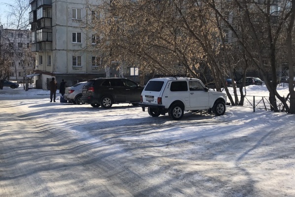 Зимой место выглядит как парковка в местном уширении дороги Зимой место выглядит как парковка в местном уширении дороги