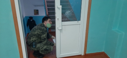 Один из выстрелов мальчик сделал в дверь Один из выстрелов мальчик сделал в дверь