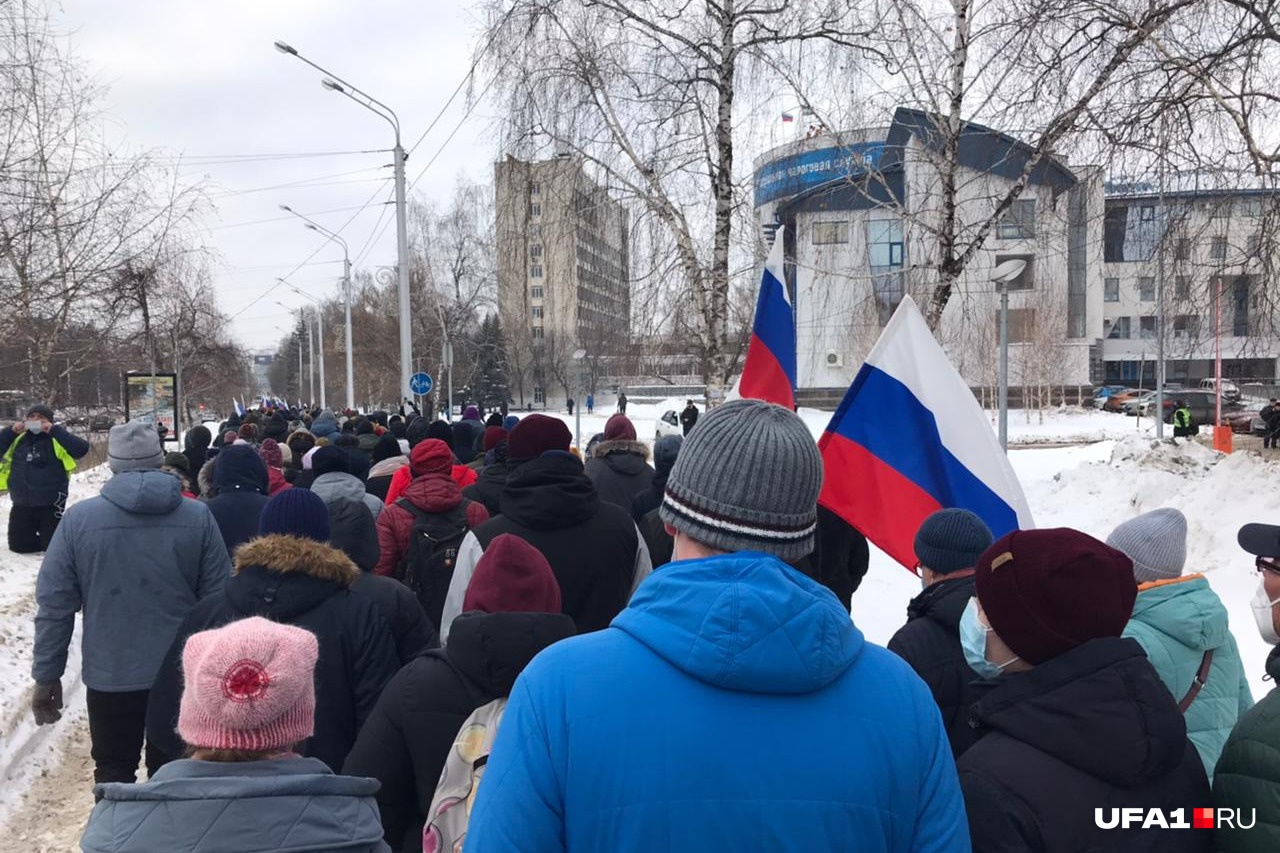 Отовсюду звучали лозунги, пестрели российские триколоры Отовсюду звучали лозунги, пестрели российские триколоры
