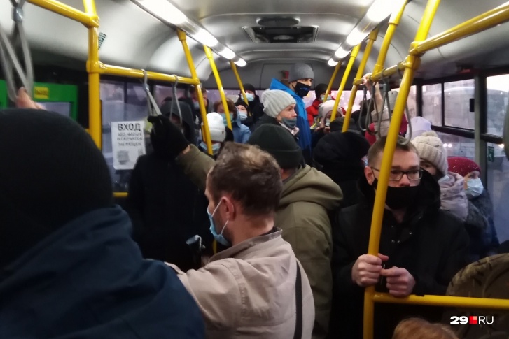 Пандемия и давка в автобусах — казалось бы, вещи несовместимые, но для Архангельска это реальность Пандемия и давка в автобусах — казалось бы, вещи несовместимые, но для Архангельска это реальность