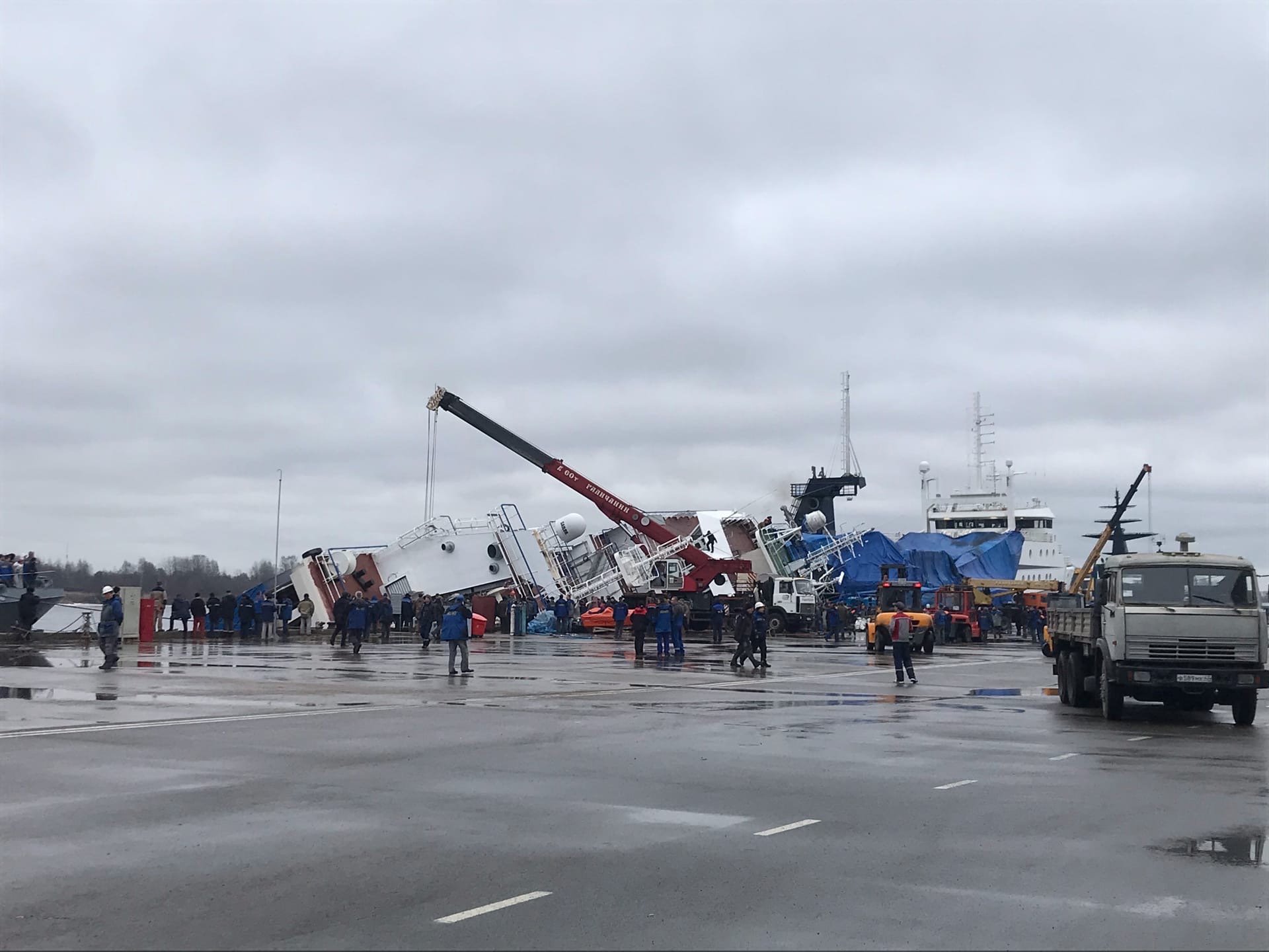 Ленинградская область судно. Завод Пелла в Санкт-Петербурге. Траулер Скорпион Пелла. Завод Пелла перевернулся корабль. Пелла в Отрадном.