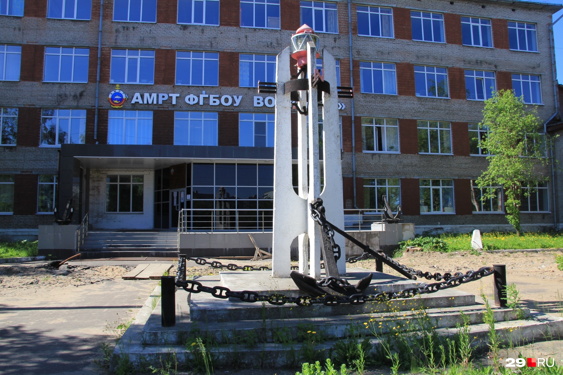 Рыбопромышленный техникум сейчас относится к САФУ, но всё так же продолжает обучать будущих моряков Рыбопромышленный техникум сейчас относится к САФУ, но всё так же продолжает обучать будущих моряков