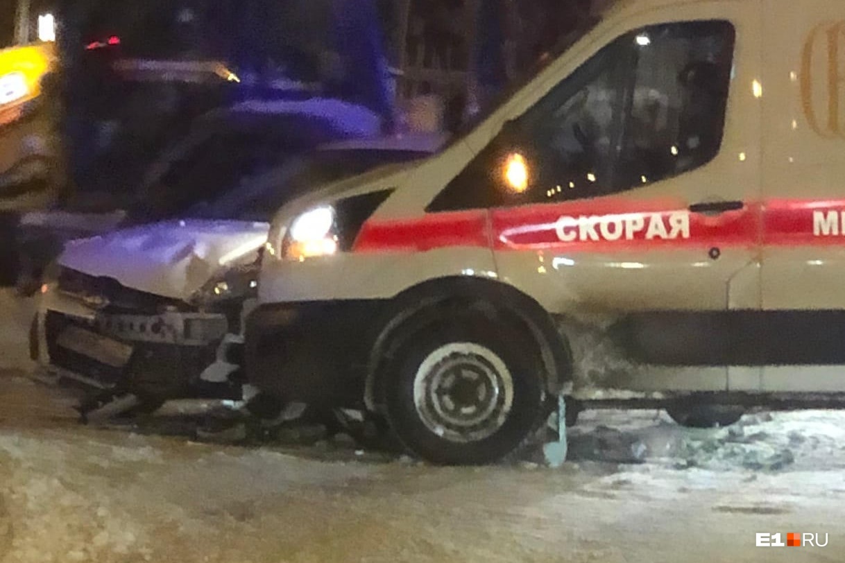 В Екатеринбурге машина скорой помощи врезалась в иномарку