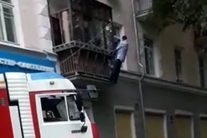 Мужчину пытались снять с балкона Мужчину пытались снять с балкона