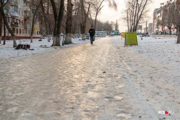 В МЧС дали рекомендации, как не навернуться на таком вот тротуаре В МЧС дали рекомендации, как не навернуться на таком вот тротуаре
