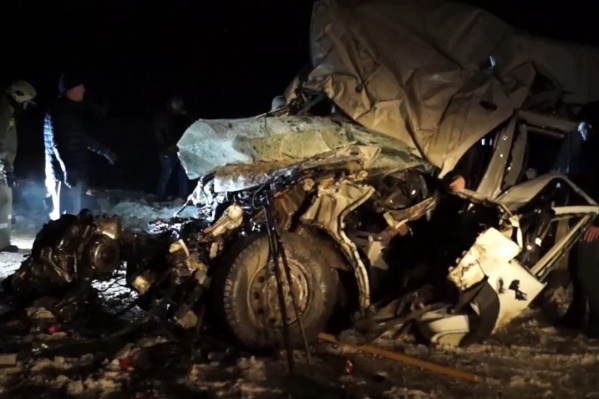 Автомобили превратились в груду металла Автомобили превратились в груду металла