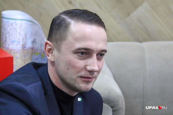 Глеб Глебов раньше лечил больных в COVID-госпитале под Уфой, сейчас он возглавляет сеть частных клиник Глеб Глебов раньше лечил больных в COVID-госпитале под Уфой, сейчас он возглавляет сеть частных клиник