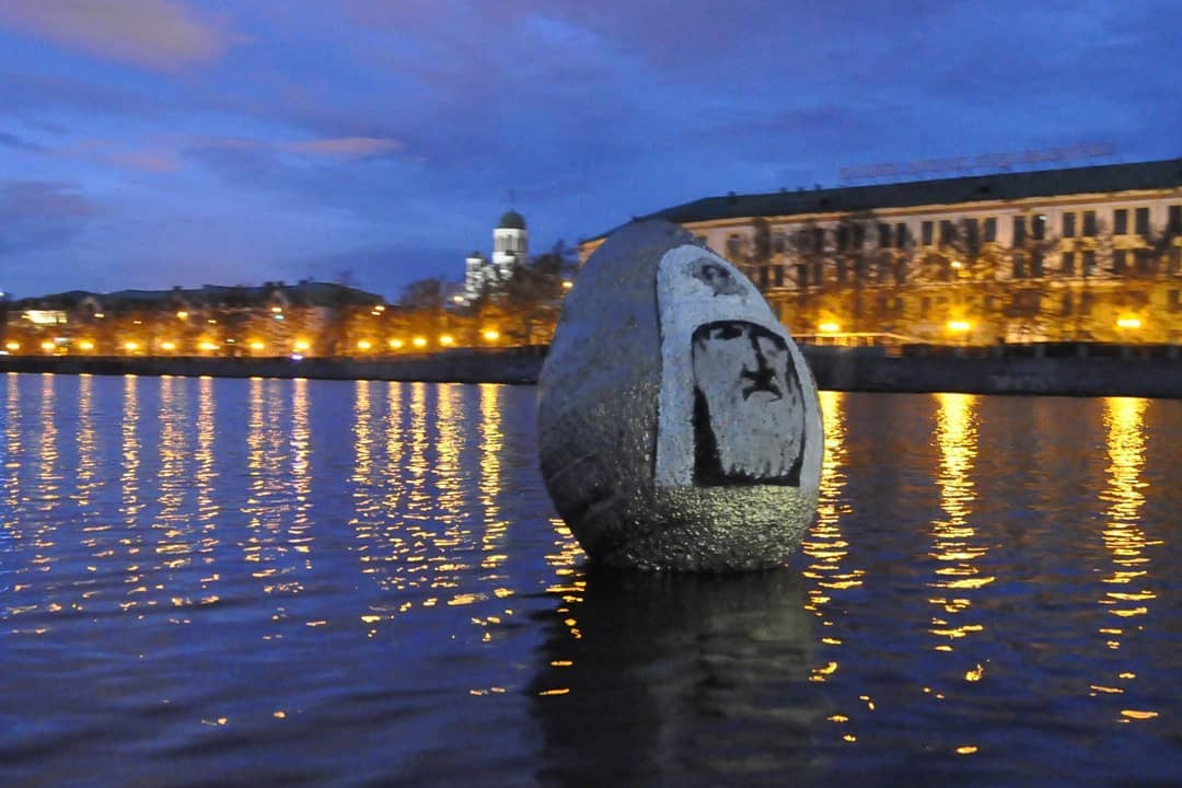 На Городском пруду появилось яйцо с портретом патриарха Кирилла. В РПЦ ответили художнику
