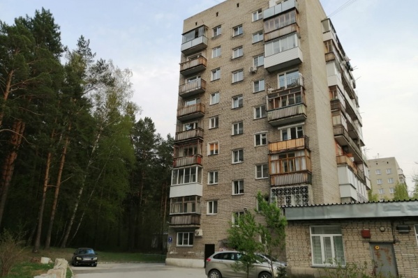 Та самая девятиэтажка на улице Узорной, возле которой произошла трагедия Та самая девятиэтажка на улице Узорной, возле которой произошла трагедия