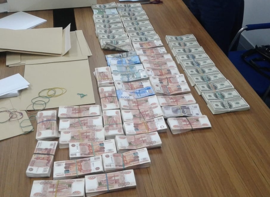 В доме Сидоровой при обысках нашли крупную сумму купюрами по 5 тысяч рублей В доме Сидоровой при обысках нашли крупную сумму купюрами по 5 тысяч рублей