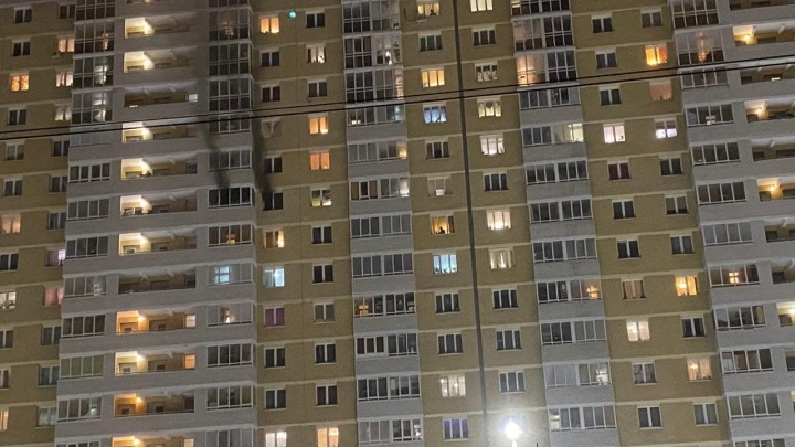 В Берёзовском во время пожара жилец прыгнул с 10-го этажа, чтобы спастись, и погиб