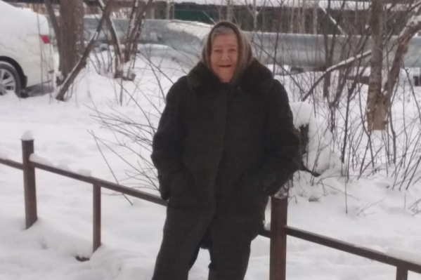 На момент пропажи женщина была одета в коричневое пальто с меховым воротником На момент пропажи женщина была одета в коричневое пальто с меховым воротником