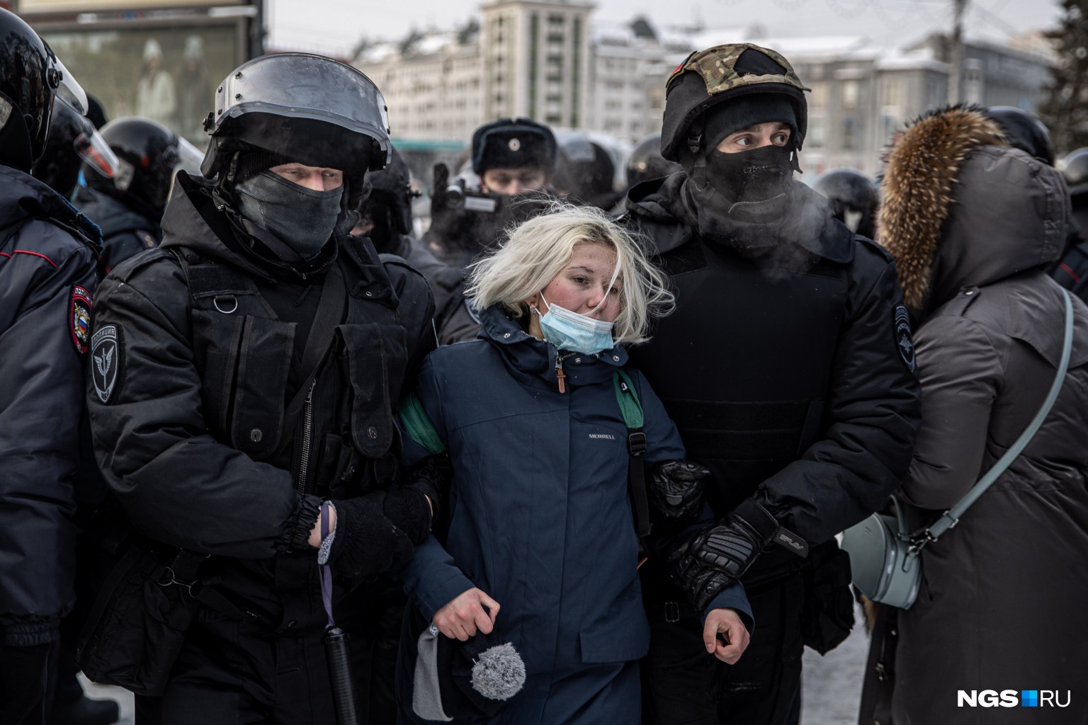 Людей начали задерживать буквально с первой минуты акции Людей начали задерживать буквально с первой минуты акции 