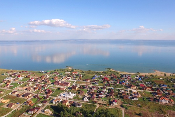 В новом поселке есть газ, свет, городская вода В новом поселке есть газ, свет, городская вода