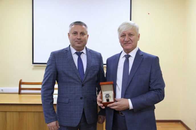 Глава Северодвинска Игорь Скубенко вручил Сергею Попе региональную награду — часы от губернатора Архангельской области Глава Северодвинска Игорь Скубенко вручил Сергею Попе региональную награду — часы от губернатора Архангельской области
