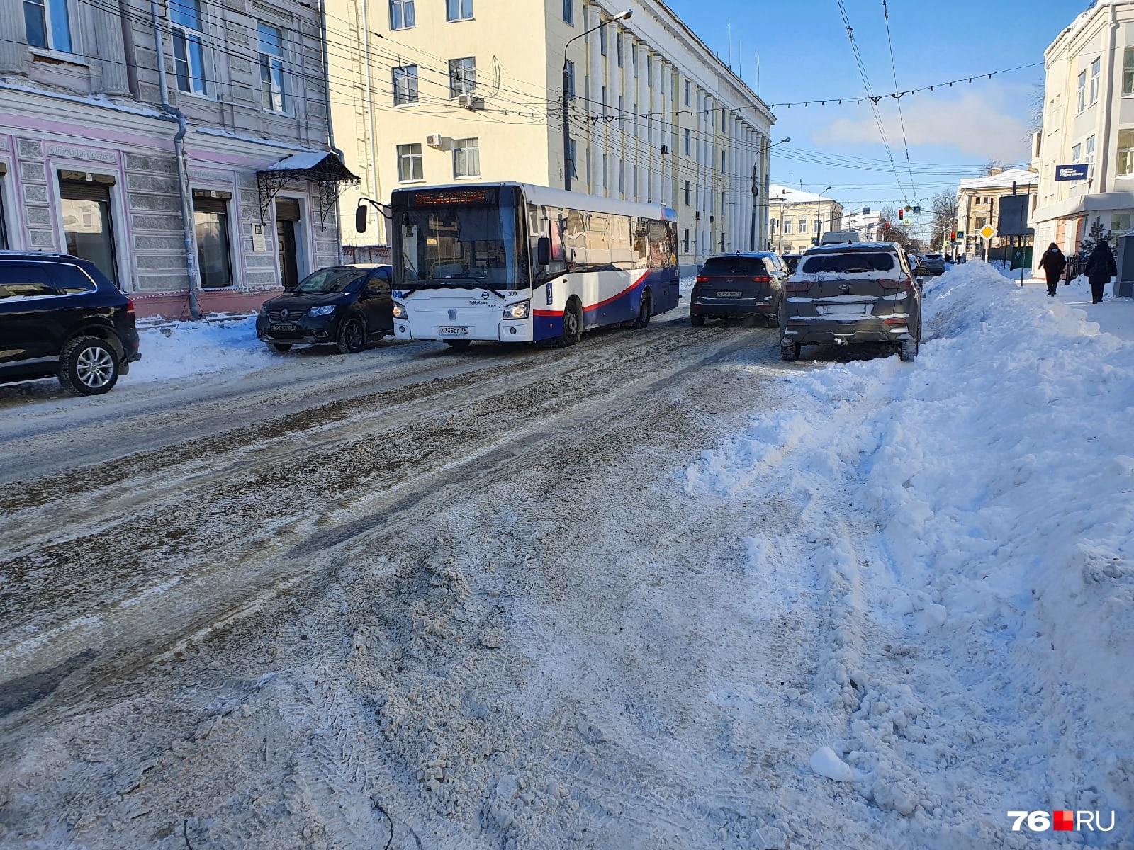 Власти просят автомобилистов по возможности не парковать машины на обочинах Власти просят автомобилистов по возможности не парковать машины на обочинах