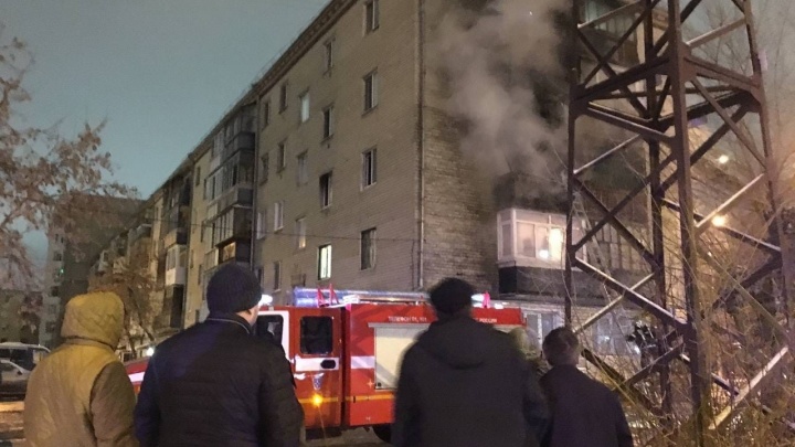 Трое жильцов пятиэтажки в центре Тюмени пострадали в пожаре — отравились угарным газом