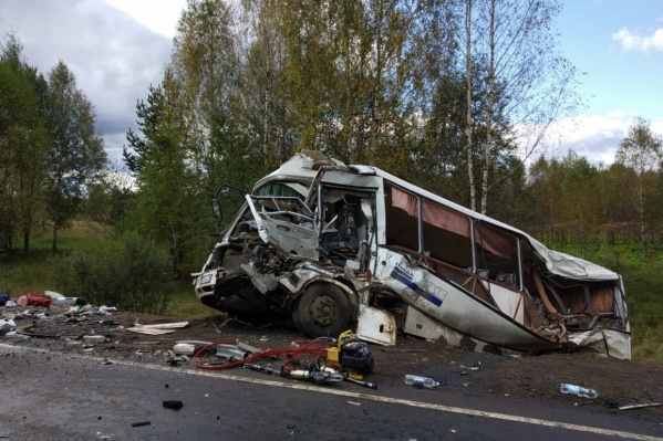 Грузовик вылетел на встречку и врезался в автобус Грузовик вылетел на встречку и врезался в автобус