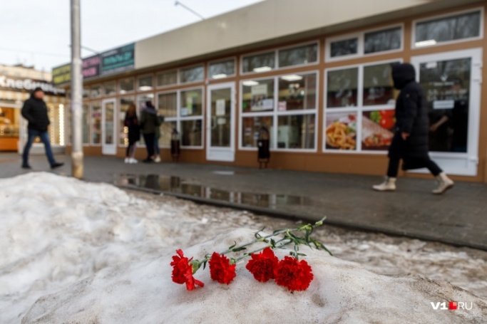 Кроваво-красные гвоздики долго лежали на месте, где умер подросток Кроваво-красные гвоздики долго лежали на месте, где умер подросток