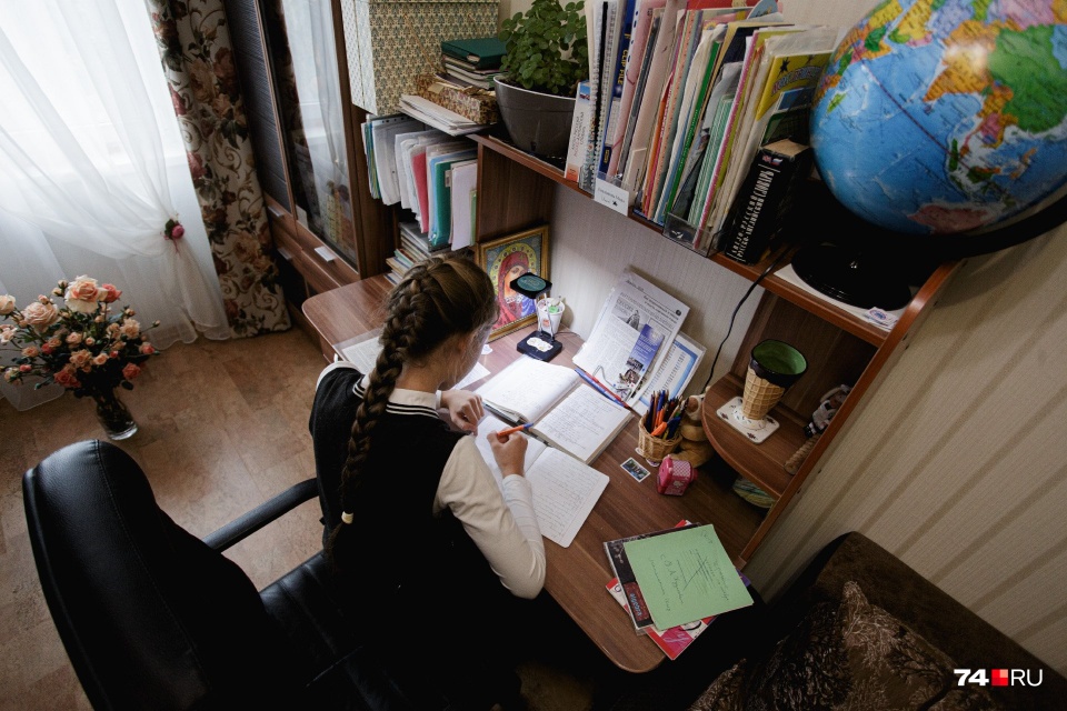Иногда школьникам, которым легко дается учеба и которые готовы осваивать темы самостоятельно, педагоги тоже разрешают учиться дома Иногда школьникам, которым легко дается учеба и которые готовы осваивать темы самостоятельно, педагоги тоже разрешают учиться дома