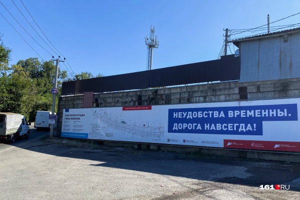 Плакат, обещающий жителям Суворовского, что пробки временны, повесили на улице Вавилова. Ее жителям придется оставить дома — тоже навсегда Плакат, обещающий жителям Суворовского, что пробки временны, повесили на улице Вавилова. Ее жителям придется оставить дома — тоже навсегда