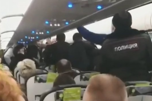 Двое пьяных мужчин устроили дебош на борту самолета и напали на полицейских Двое пьяных мужчин устроили дебош на борту самолета и напали на полицейских