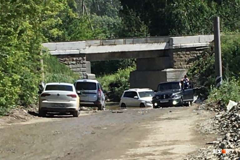 В Екатеринбурге на «дороге-ловушке» под мостом вновь тонут автомобили. Видео