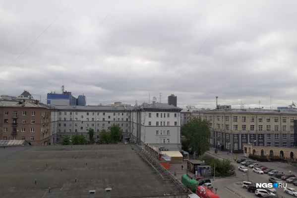 Несмотря на загрязнение воздуха, дымки над городом не видно Несмотря на загрязнение воздуха, дымки над городом не видно