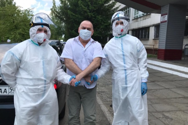 Андрей Карлов приехал в больницу Нижнего Тагила после массового увольнения врачей Андрей Карлов приехал в больницу Нижнего Тагила после массового увольнения врачей