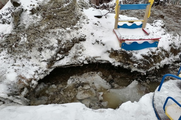 Школьник угодил в коммунальную яму с ледяной водой Школьник угодил в коммунальную яму с ледяной водой 