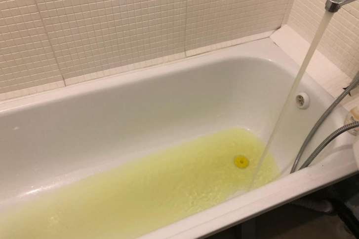 В такой воде сейчас вынуждены мыться жители дома на Братьев Кашириных, 87а В такой воде сейчас вынуждены мыться жители дома на Братьев Кашириных, 87а