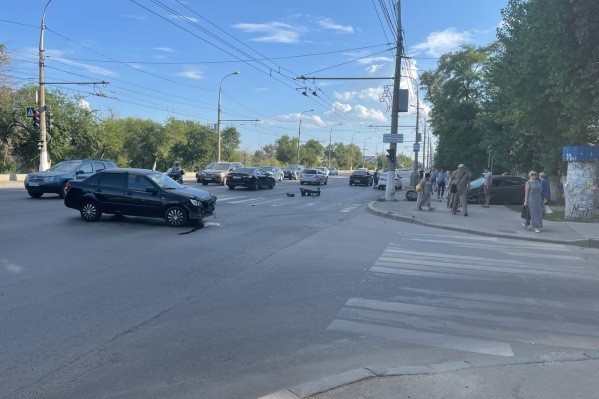 ДТП произошло на пересечении улиц Шурухина и Ленина ДТП произошло на пересечении улиц Шурухина и Ленина