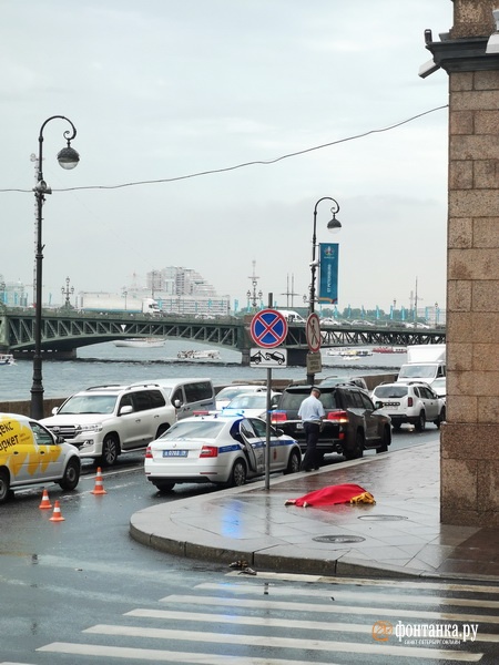 На Дворцовой водители объезжают последствия аварии. На тротуаре — тело