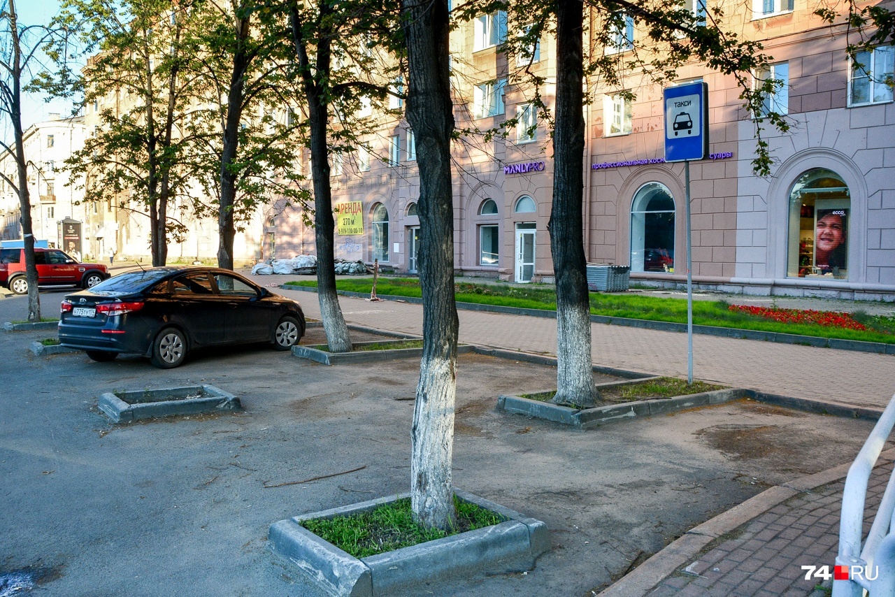 Знаки «Место для стоянки легковых такси» имеют зону действия 30 метров (по 15 метров в каждую сторону). В Челябинске они тоже ставятся в весьма спорной манере. На снимке — проспект Ленина